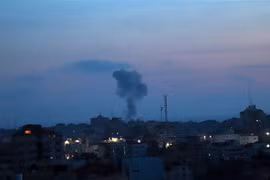 Cột khói bốc lên sau cuộc không kích của Israel xuống Dải Gaza ngày 10/5/2023. (Ảnh: THX/TTXVN)