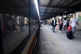 Hành khách trở về Hà Nội trên chuyến tàu SE 8. (Ảnh: Huy Hùng/TTXVN)