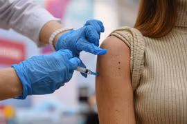 Nhân viên y tế tiêm vaccine phòng COVID-19 cho người dân. (Ảnh: THX/TTXVN) 