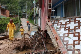 Ngôi nhà bị phá hủy lo lũ lụt và lở đất tại Sao Sebastiao, Sao Paulo, Brazil, ngày 22/2/2023. (Ảnh: THX/TTXVN)