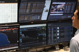 Giao dịch viên tại sàn chứng khoán London, Anh. (Ảnh: AFP/TTXVN) 