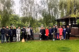 Các đại biểu tham dự lễ trồng cây lưu niệm. (Nguồn: Đại sứ quán Việt Nam tại Ukraine) 