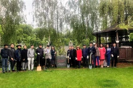 Các đại biểu tham dự lễ trồng cây lưu niệm. (Nguồn: Đại sứ quán Việt Nam tại Ukraine) 