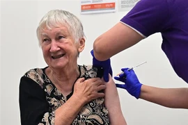 Tiêm vaccine ngừa COVID-19 tại Sydney, Australia. (Ảnh: AFP/TTXVN) 