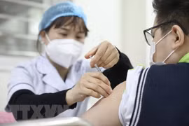 Nhân viên y tế tiêm vaccine phòng COVID-19 cho học sinh lớp 6 tại điểm tiêm chủng trường THCS Lê Ngọc Hân, quận Hai Bà Trưng, Hà Nội, vào sáng 17/4. (Ảnh: Minh Quyết/TTXVN) 