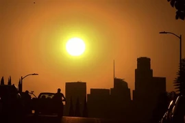 Mặt Trời vẫn gay gắt lúc hoàng hôn tại California, Mỹ. (Ảnh: AFP/TTXVN)
