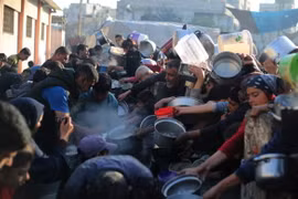 Người dân xếp hàng chờ được phát thức ăn cứu trợ tại Rafah, Dải Gaza, ngày 14/3/2024. (Ảnh: THX/TTXVN)