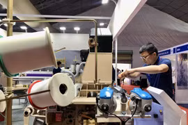 Doanh nghiệp giới thiệu máy móc, thiết bị mới tại Triển lãm quốc tế ngành công nghiệp Dệt & May, thiết bị, nguyên phụ liệu & vải (SaigonTex & SaigonFabric 2024). (Ảnh: Mỹ Phương/TTXVN)
