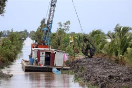 Nạo vét kênh thủy lợi nội đồng trữ nước ứng phó hạn mặn ở huyện Hòn Đất, vùng Tứ giác Long Xuyên (Kiên Giang). (Ảnh: Lê Huy Hải/TTXVN) 