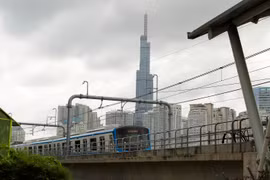 Đoàn tàu đầu tiên của tuyến Metro số 1 (Bến Thành-Suối Tiên) chạy thử nghiệm trên toàn tuyến. (Ảnh: Thanh Vũ/TTXVN)