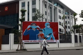 Một tấm ápphích tuyên truyền phòng chống COVID-19. (Ảnh: Huy Hùng/TTXVN) 