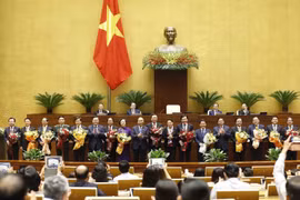 Chủ tịch nước Nguyễn Xuân Phúc, Thủ tướng Chính phủ Phạm Minh Chính, Chủ tịch Quốc hội Vương Đình Huệ và lãnh đạo Đảng, Nhà nước với các Phó Thủ tướng Chính phủ, một số Bộ trưởng và thành viên khác của Chính phủ vừa được Quốc hội phê chuẩn. (Ảnh: Doãn Tấn