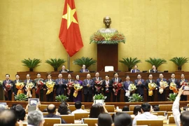 Chủ tịch nước Nguyễn Xuân Phúc, Thủ tướng Chính phủ Phạm Minh Chính, Chủ tịch Quốc hội Vương Đình Huệ và lãnh đạo Đảng, Nhà nước với các Phó Thủ tướng Chính phủ, một số Bộ trưởng và thành viên khác của Chính phủ vừa được Quốc hội phê chuẩn. (Ảnh: Doãn Tấn