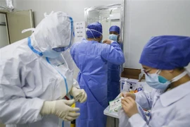 Nhân viên y tế làm nhiệm vụ tại khu cách li bệnh viện Nhân dân Thượng Hải, Trung Quốc, nơi điều trị cho các bệnh nhân nhiễm COVID-19, ngày 2/4/2020. (Nguồn: THX/TTXVN) 