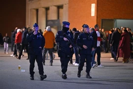 Cảnh sát Bỉ tuần tra tại Brussels, sau vụ nổ súng tối 16/10/2023. (Ảnh: AFP/TTXVN)