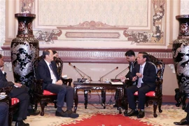 Chủ tịch Ủy ban Nhân dân Thành phố Hồ Chí Minh Phan Văn Mãi (phải) tiếp ông Tan See Leng (trái), Bộ trưởng Bộ Nhân lực, Bộ trưởng thứ hai Bộ Thương mại và Công nghiệp Singapore. (Ảnh: Xuân Khu/TTXVN) 