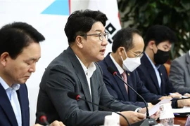 Ông Kweon Seong-dong (thứ 2, trái), lãnh đạo lâm thời đảng Quyền lực Quốc dân (PPP), phát biểu tại phiên họp của PPP ở Seoul, ngày 24/8/2022. (Ảnh: YONHAP/TTXVN) 