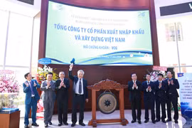 Ông Đào Ngọc Thanh, Chủ tịch Hội đồng Quản trị Vinaconex, hoàn thành nghi thức đánh cồng chiêng phiên giao dịch đầu của VCG tại HoSE. (Ảnh: Thu Hằng/TTXVN) 