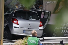 Chiếc xe lao vào đám đông trên đường Rankestrasse ở quận Charlottenburg, thủ đô Berlin (Đức), ngày 8/6/2022. (Ảnh: AFP/TTXVN) 