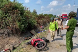 Hiện trường một vụ tai nạn giao thông trên Quốc lộ 5, sáng 14/7. (Nguồn: TTXVN) 