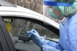 Nhân viên y tế lấy mẫu xét nghiệm COVID-19 tại Espoo, Phần Lan, ngày 18/3/2020. (Nguồn: AFP/TTXVN) 