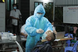 Lấy mẫu xét nghiệm cho người dân ở Sơn La. (Ảnh: Nguyễn Cường/TTXVN) 