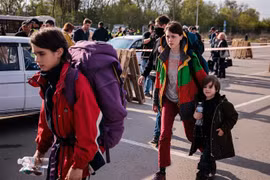 Người dân Ukraine sơ tán từ thành phố Mariupol tới thành phố Zaporizhzhia ngày 3/5/2022. (Ảnh: AFP/TTXVN) 