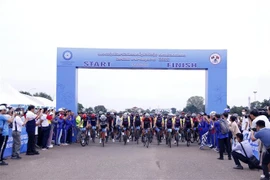 Đoàn đua bắt đầu xuất phát từ sân trụ sở tòa nhà Quốc hội Lào, một trong những biểu tưởng của quan hệ đặc biệt Lào-Việt Nam. (Ảnh: Phạm Kiên/TTXVN) 