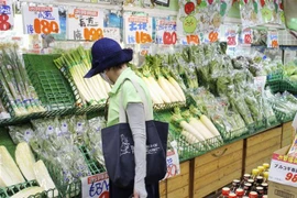 Người dân mua sắm tại một siêu thị ở Tokyo, Nhật Bản. (Ảnh: Kyodo/TTXVN) 