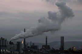 Khói bốc lên từ hệ thống phát thải tại nhà máy ở Australia. (Ảnh: Getty Images/TTXVN) 