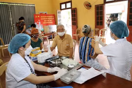 Nhân viên y tế tiêm vaccine ngừa COVID-19 cho người dân. (Ảnh: Nguyễn Chinh/TTXVN) 