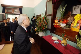 Tổng Bí thư, Chủ tịch nước Nguyễn Phú Trọng dâng hương tưởng niệm Bác Hồ ở Nhà 67 trong Khu Di tích Chủ tịch Hồ Chí Minh tại Phủ Chủ tịch. (Ảnh: Trí Dũng/TTXVN) 
