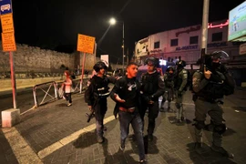 Lực lượng an ninh Israel bắt giữ đối tượng quá khích trong cuộc đụng độ với người Palestine tại khu vực đền Al-Aqsa/Núi Đền ở Jeruslem, ngày 16/5/2022. (Ảnh: AFP/TTXVN) 
