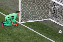 Thủ môn Ba Lan Wojciech Szczesny đã không thể ngăn được bàn thắng do hậu vệ Slovakia Milan Skriniar thực hiện trong trận đấu tại vòng chung kết EURO 2020 ở Saint Petersburg, Nga ngày 14/6/2021. (Nguồn: AFP/TTXVN) 