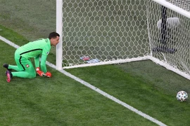 Thủ môn Ba Lan Wojciech Szczesny đã không thể ngăn được bàn thắng do hậu vệ Slovakia Milan Skriniar thực hiện trong trận đấu tại vòng chung kết EURO 2020 ở Saint Petersburg, Nga ngày 14/6/2021. (Nguồn: AFP/TTXVN) 