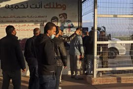 Người lao động Palestine chờ qua cửa khẩu Erez vào Israel ngày 23/2/2022. (Ảnh: AFP/TTXVN) 