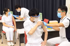 Tiêm vaccine phòng COVID-19 cho nhân viên y tế tại Tokyo, Nhật Bản. (Ảnh: AFP/TTXVN) 