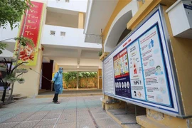 Phun khử khuẩn tại điểm thi Trường Trung học Phổ thông Trần Nhân Tông, quận Hai Bà Trưng. (Ảnh: Thanh Tùng/TTXVN) 