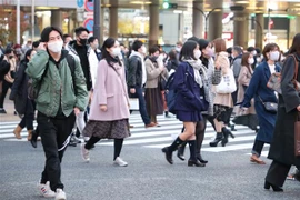 Người dân đeo khẩu trang phòng lây nhiễm COVID-19 tại Tokyo, Nhật Bản, ngày 12/12/2020. (Nguồn: THX/TTXVN) 