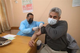 Tiêm vaccine phòng COVID-19 cho người dân tại Dải Gaza, ngày 3/3/2021. (Nguồn: THX/TTXVN) 