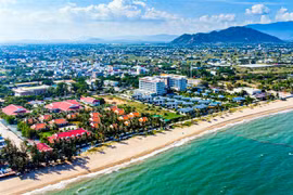 Nhiều resort đã được đầu tư xây dựng tại khu vực biển Bình Sơn-Ninh Chữ, thành phố Phan Rang-Tháp Chàm. (Ảnh: Công Thử/TTXVN) 