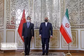 Ngoại trưởng Iran Mohammad Javad Zarif (phải) trong cuộc gặp Bộ trưởng Ngoại giao Trung Quốc Vương Nghị tại Tehran, ngày 27/3/2021. (Nguồn: IRNA/TTXVN) 