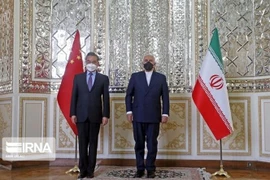 Ngoại trưởng Iran Mohammad Javad Zarif (phải) trong cuộc gặp Bộ trưởng Ngoại giao Trung Quốc Vương Nghị tại Tehran, ngày 27/3/2021. (Nguồn: IRNA/TTXVN) 