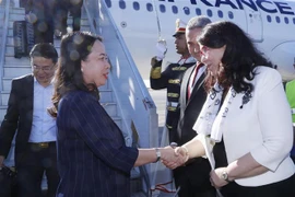 Bộ trưởng Văn hóa Tunisia Hayet Ketat đón Phó Chủ tịch nước Võ Thị Ánh Xuân tại sân bay quốc tế Djerba. (Ảnh: Lâm Khánh/TTXVN) 