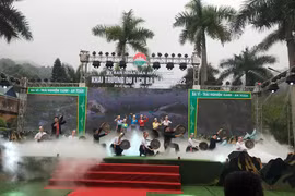 Một tiết mục biểu diễn tại lễ khai trương du lịch năm 2022 với chủ đề Ba Vì, trải nghiệm xanh-an toàn. (Nguồn: BNEWS/TTXVN) 