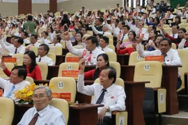 Đại biểu biểu quyết thông qua Dự thảo Nghị quyết Đại hội Đảng bộ tỉnh lần thứ XI, nhiệm kì 2020-2025. (Ảnh: Thanh Hòa/TTXVN) 