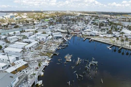Cảnh đổ nát sau bão Ian tại bãi biển Fort Myers ở Florida, Mỹ, ngày 30/9/2022. (Ảnh: THX/TTXVN) 