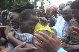 Một học sinh vui mừng gặp lại người thân sau khi được thả tự do tại Kaduna, Tây Bắc Nigeria, ngày 25/7/2021. (Ảnh: AFP/TTXVN) 