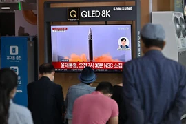 Người dân theo dõi qua màn hình tivi ở nhà ga Seoul, Hàn Quốc về vụ phóng thử được cho là tên lửa đạn đạo của Triều Tiên, ngày 25/5/2022. (Ảnh: AFP/TTXVN) 