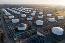 Bể chứa dầu tại kho dự trữ ở Carson, California, Mỹ. (Ảnh: AFP/TTXVN)